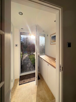 Interior - Bright & Cosy ~ Jacuzzi ~ Log Burner ~ King Beds! (Tangmere)