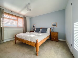 3 bedrooms, desk, iron/ironing board, free WiFi