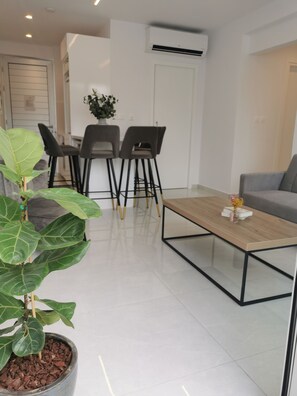 43-inch TV with cable channels - Phaedrus Living: Seaside Deluxe Flat Harbour 106 (Paphos)