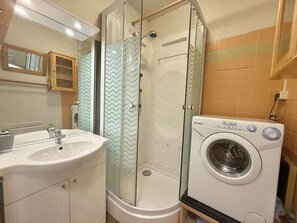 Towels - Cozy Ground Floor Studio Cabin in Praz-sur-Arly with Terrace - Sleeps 5 (Praz-sur-Arly)