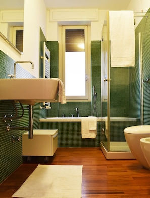 Dusche, Haartrockner, Handtücher