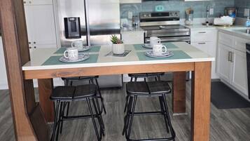 冰箱、微波炉、烤箱、炉灶