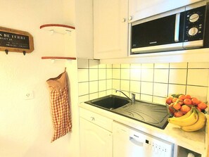 Kühlschrank, Mikrowelle, Herdplatte, Geschirrspüler