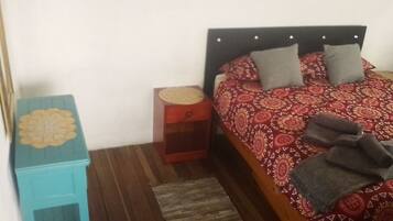 1 slaapkamer, een strijkplank/strijkijzer, gratis wifi, beddengoed