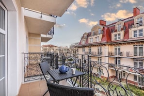 Outdoor dining - Intimate Studio with Balcony | By the Beach and Promenade (Świnoujście)