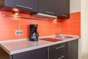 Fridge, stovetop, coffee/tea maker, electric kettle