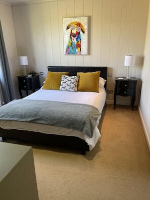 2 habitaciones, tabla de planchar con plancha y cuna de viaje 