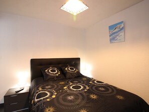 1 bedroom, travel crib