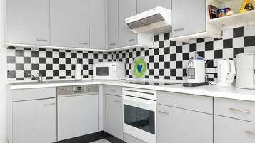 Kühlschrank, Mikrowelle, Ofen, Herdplatte