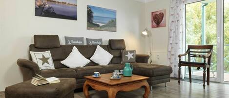 TV, lettore DVD, libri, impianto stereo