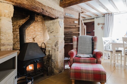 A beautifully presented two bedroom Cotswold stone cottage in the Cotswolds - Cobblers Cottage, More