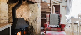 A beautifully presented two bedroom Cotswold stone cottage in the Cotswolds - Cobblers Cottage, More