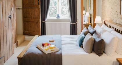 A beautifully presented two bedroom Cotswold stone cottage in the Cotswolds - Cobblers Cottage, More