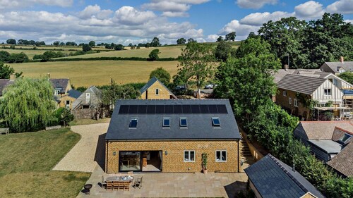 Luxury dog friendly holiday home with large garden in the Cotswolds - Hill View House