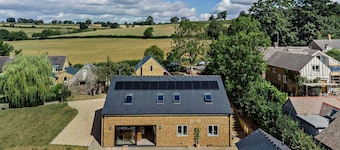 Luxury dog friendly holiday home with large garden in the Cotswolds - Hill View House