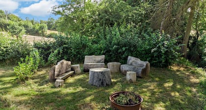 Luxury dog friendly holiday home with large garden in the Cotswolds - Hill View House