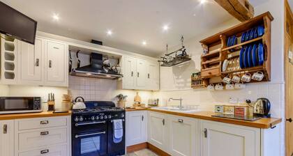 Beautiful three bedroom family friendly Costwold holiday cottage - Rose Tree Cottage, Stroud