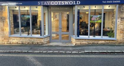 Beautiful three bedroom family friendly Costwold holiday cottage - Rose Tree Cottage, Stroud