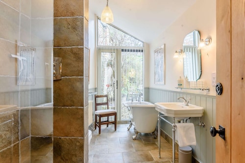 Beautiful three bedroom family friendly Costwold holiday cottage - Rose Tree Cottage, Stroud