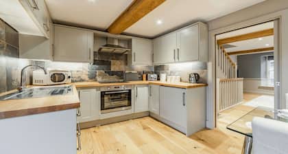 Stylish two bedroom family friendly holiday Apartment in Stow-on-the-Wold - Church View Apartment