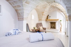 2 dormitoris, planxa i posts de planxar i roba de llit 