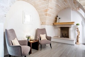 Interior - Charming apartment on several levels, located in a renovated period building, of which it retains fascinating evidence in the internal architecture. The flat is ideally located, outside the ZTL but a few steps from the historic center of Ostuni, in an ar (Ostuni)