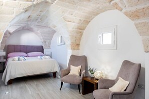 2 habitaciones, tabla de planchar con plancha y ropa de cama 