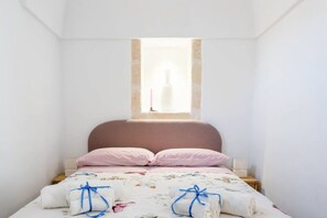 2 bedrooms, iron/ironing board, bed sheets - Charming apartment on several levels, located in a renovated period building, of which it retains fascinating evidence in the internal architecture. The flat is ideally located, outside the ZTL but a few steps from the historic center of Ostuni, in an ar (Ostuni)