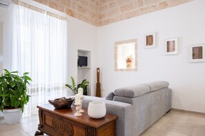 TV - Charming apartment on several levels, located in a renovated period building, of which it retains fascinating evidence in the internal architecture. The flat is ideally located, outside the ZTL but a few steps from the historic center of Ostuni, in an ar (Ostuni)