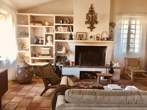 Télévision, cheminée