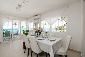 Departamento Confort | Área de sala de estar | Televisión de pantalla plana de 42 pulgadas con canales vía satélite 