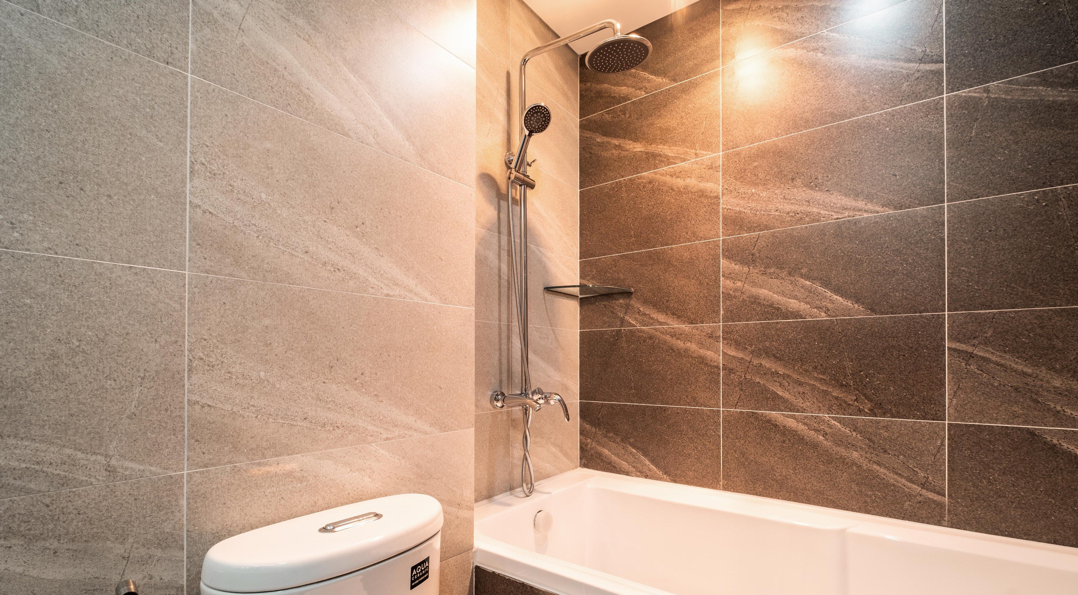 Ein Badezimmer mit einer Badewanne, einer Dusche und einem WC.