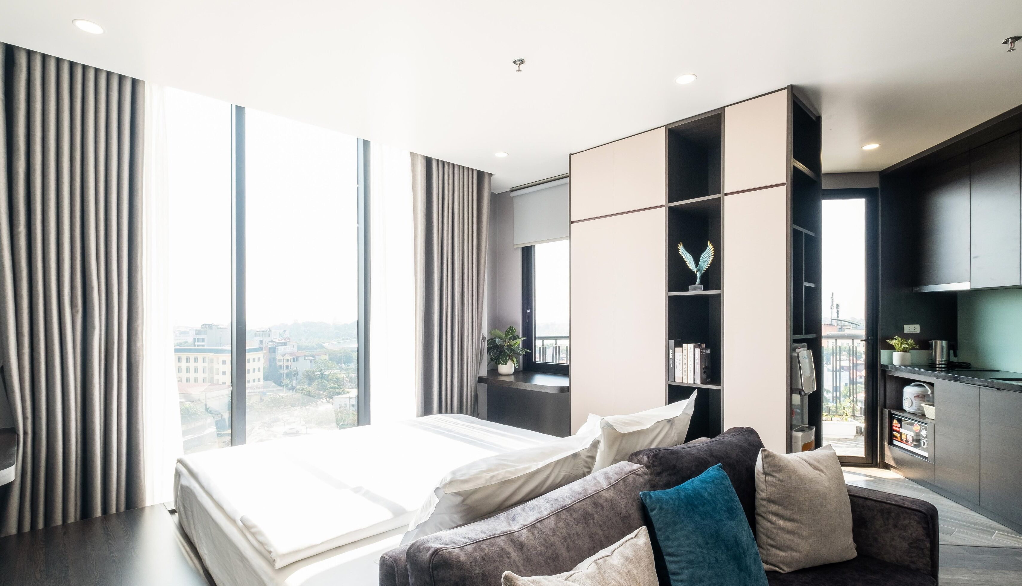 Trang trí khác biệt, trang bị nội thất với thiết kế riêng biệt, bàn 