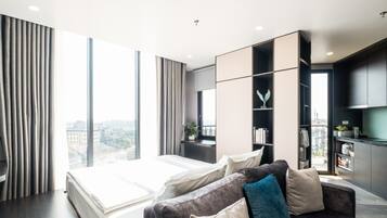 Trang trí khác biệt, trang bị nội thất với thiết kế riêng biệt, bàn