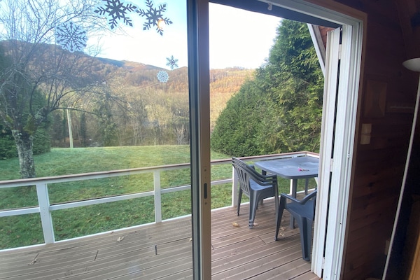 Terrasse avec table et chaises extérieur + 2 transats