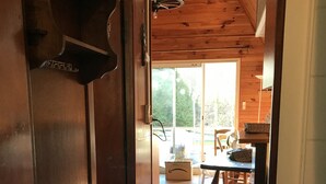 Un intérieur en bois avec une porte donnant sur un espace repas.