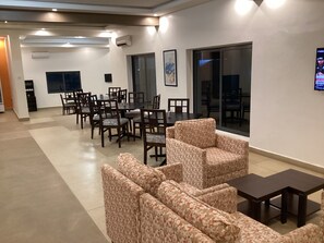 2 restaurantes, se sirve desayuno 