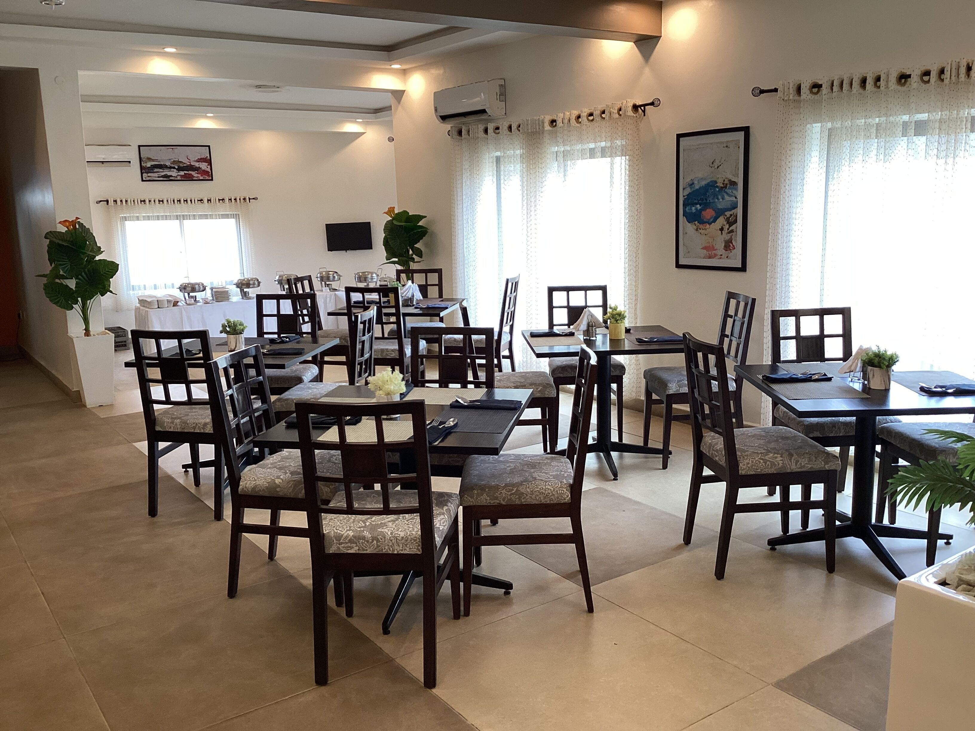 2 restaurantes; se sirve desayuno, almuerzo, cena y brunch