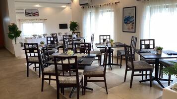 2 restaurantes; se sirve desayuno, almuerzo, cena y brunch