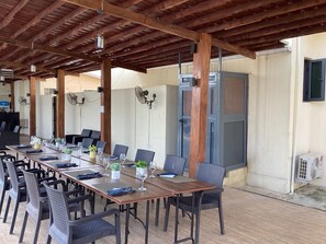 2 restaurantes, se sirve desayuno 