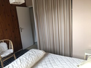 2 bedrooms, travel cot
