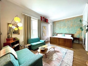 1 habitación, tabla de planchar con plancha y cuna de viaje
