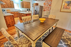A dining area with a wooden table, benches, and a yellow bowl. - Escape to Windy Mountain Dreams in Todd, NC—a cozy chalet for 8 with stunning views! (Todd)