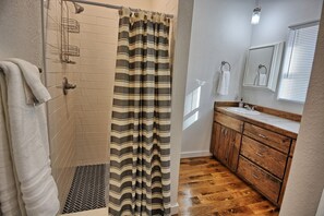 Bathtub, towels