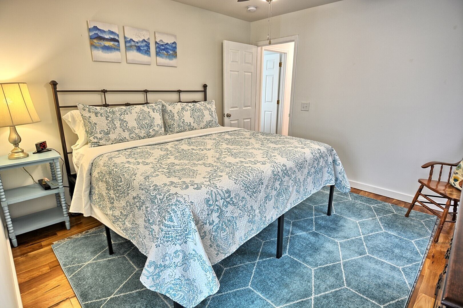 3 chambres, fer et planche à repasser, accès au Wi-Fi (inclus)