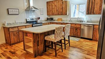 Réfrigérateur, four à micro-ondes, un four, lave-vaisselle