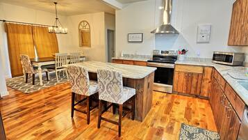 Réfrigérateur, four à micro-ondes, un four, lave-vaisselle