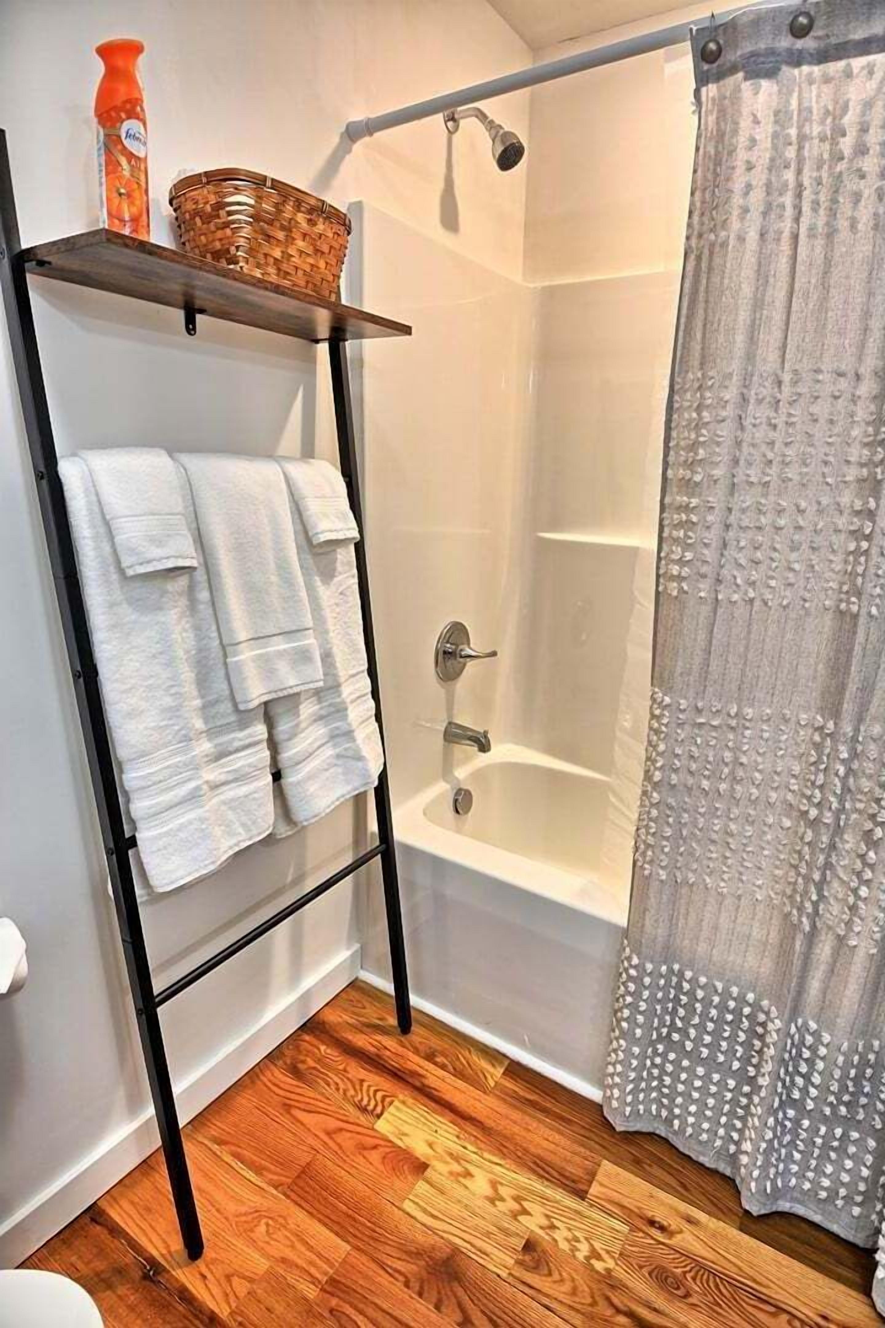 Bathtub, towels