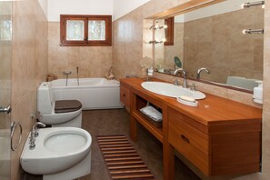 Combinazione doccia/vasca, asciugacapelli, bidet, asciugamani