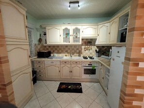 Mikrowelle, Geschirrspüler, Wasserkocher mit Kaffee-/Teezubehör